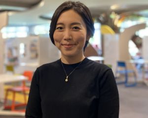主にチューター養成やプログラム全体の管理・運営を担当しています。ASCのピアチュータリングの最大の魅力は、フレンドリーで頼りがいのある学生と共に、英語の苦手な側面にしっかりと向き合うことができる点や、仲間がいるからこそ、モチベーションが維持できる点だと思います。チュータリングが実施されるASCフロアには、TOEFL、TOEIC、英文法等の教材や、学習ブースがあり、快適な学習環境が整えられています。全学年・全学部の皆さんの参加をお待ちしています。